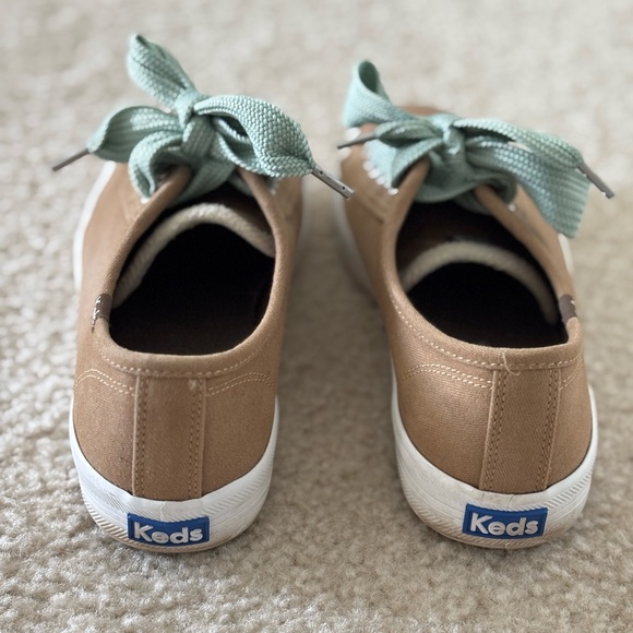 EUC Women’s Keds Sneakers size 7 Tan with turquoise laces - Picture 3 of 7